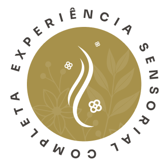 Selo circular dourado com ícone de impressão digital e o texto “Experiência Sensorial Cooperativa”.